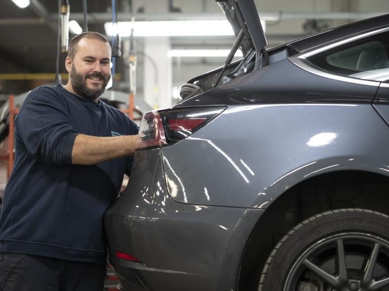 arg-carrossier-werkend-aan-tesla